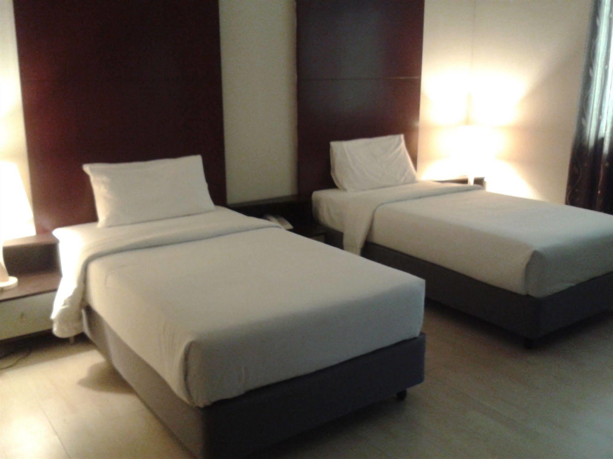 Ginasuite Kompleks27 Hotel 반다르스리브가완 외부 사진